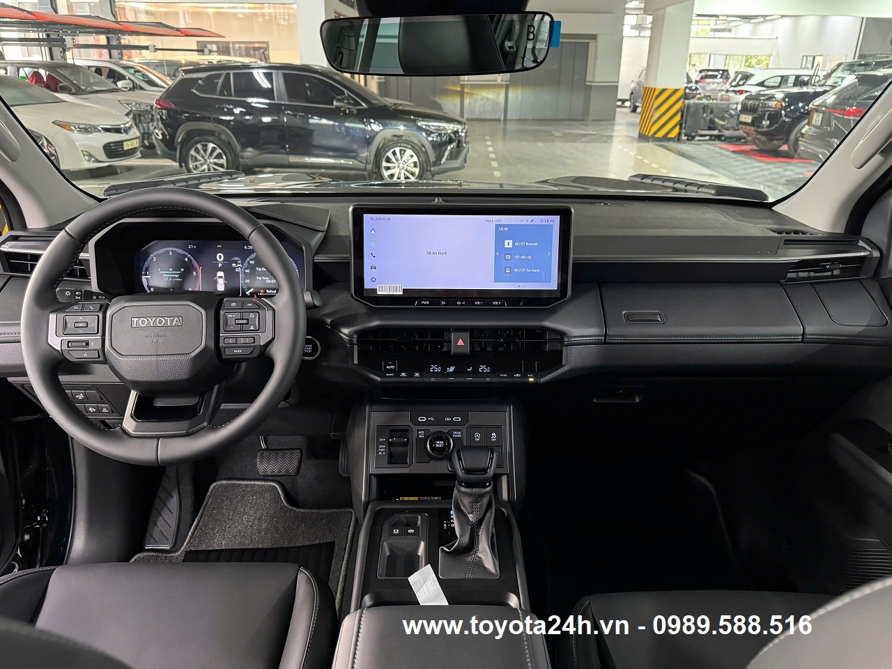 toyota-hilux-2.8AT-4x4-2026-mau-den-noi-that-xe